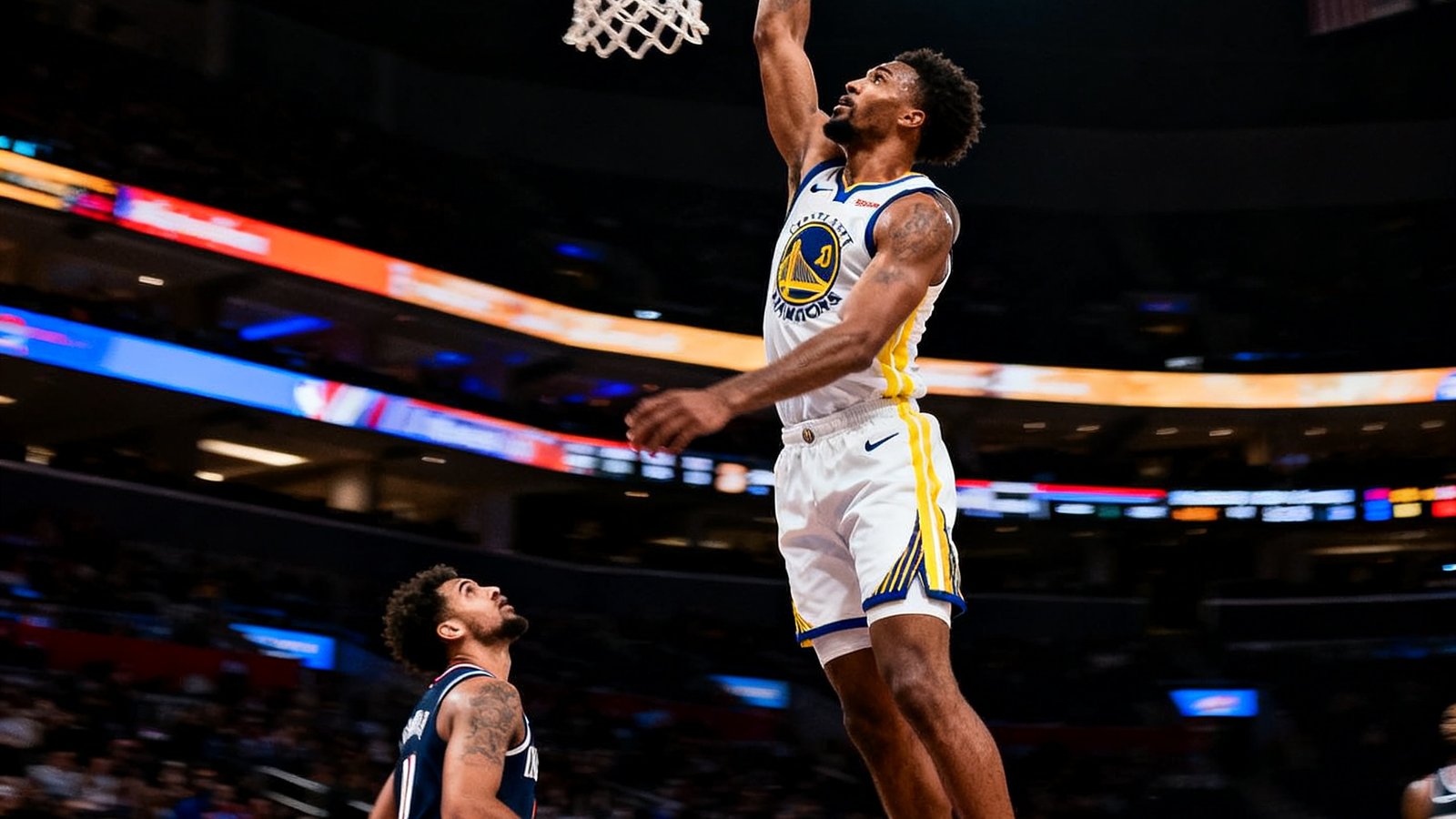 NBA比赛中一记震撼的隔人暴扣单进球剪辑画面，球员腾空而起单手将球灌入篮筐，防守球员仰头目送，慢动作回放展示完整动作细节